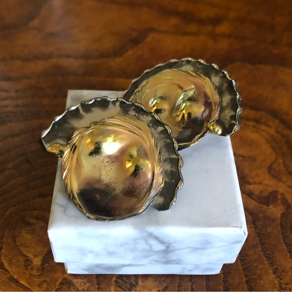 Vintage handcrafted metal and nacre clip on earrings - Picture 1 of 12